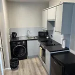 Newly Refurbished Apartment With Free Parking Flat 6