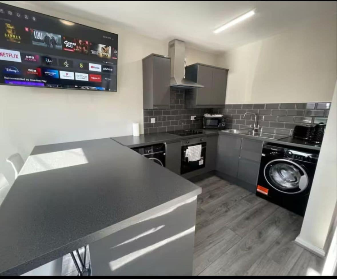 Newly Refurbished With Free Parking Flat 6 Apartment
